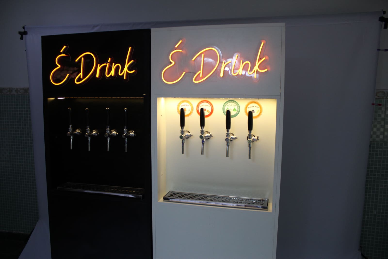 Totens E-Drink preto e branco lado a lado, com o neon aceso
