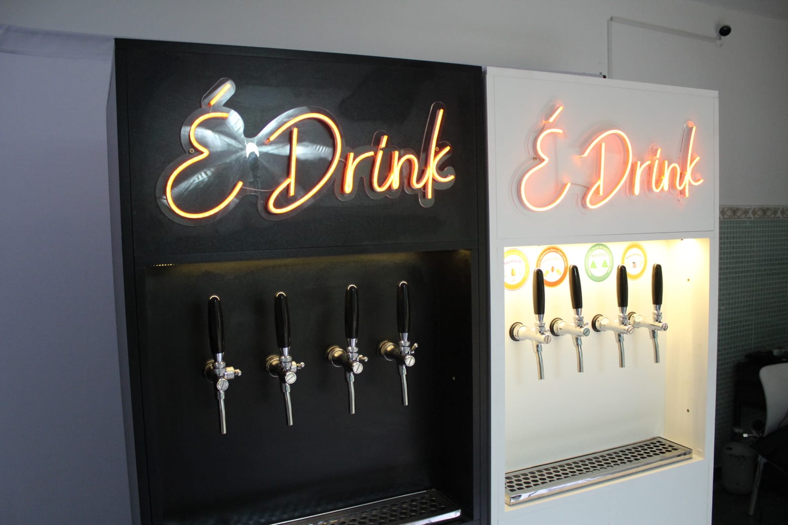 Totens E-Drink preto e branco com o neon É Drink aceso